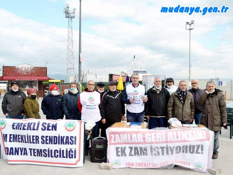 Tüm Emekliler Sendikası Mudanya Temsilciliği, Mudanya iskelesinin önünde bir araya gelerek, son zamanlarda temel tüketim maddelerine gelen zamları protesto ederek, Tüm Emekliler Sendikası Mudanya Temsilcisi Şenol Demir tarafından basın açıklamasında bulundular.