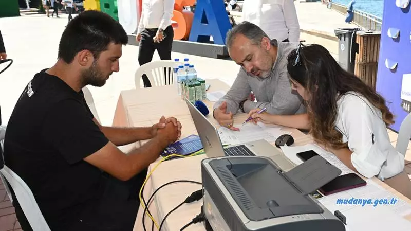 Bursa Büyükşehir Belediye Başkanı Alinur Aktaş da Mudanya İskele Meydanı’nda kurulan tercih standını ziyaret ederek gençlerin heyecanına ortak oldu.