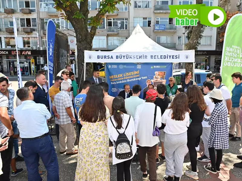 Bursa Büyükşehir Belediyesi, kentin farklı noktalarına kurduğu stantlarda LGS sınavına giren gençlerin ‘doğru tercihlerle’ istedikleri okullara girebilmesi için uzman rehberlerle danışmanlık desteği veriyor. Ayrıca, yeni eğitim döneminde meslek lisesini tercih eden gençlere sağlanacak burs konusunda da bilgilendirme yapılıyor.