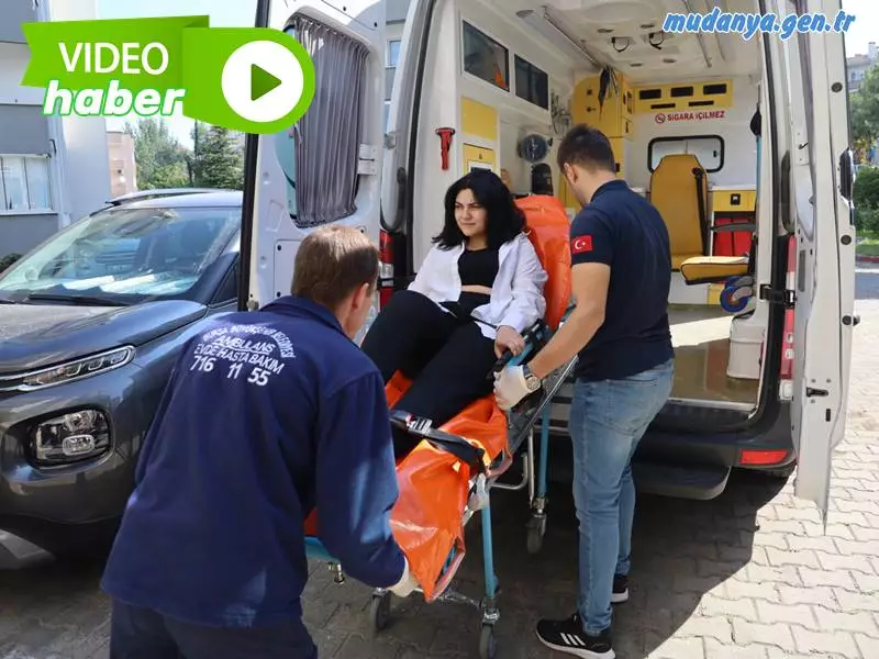 Üniversite sınavına 1 ay kala geçirdiği trafik kazası yüzünden ayakta durması ve oturması doktor raporuyla yasaklanan genç kızın imdadına Bursa Büyükşehir Belediyesi yetişti. Büyükşehir Belediyesi Evde Hasta Bakım ve Hasta Nakil Hizmetleri biriminin ambulansı ile evinden alınan üniversite adayı, sınav salonuna sedye ile taşındı.