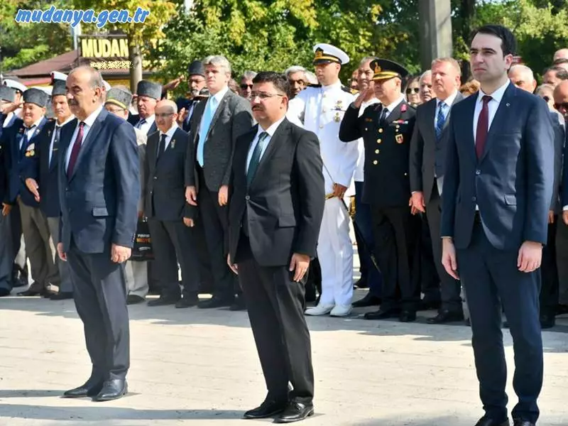 30 Ağustos 1922'de kazanılan büyük zaferin 100. yıl dönümü Mudanya Cumhuriyet Meydanı'nda bulunan Atatürk anıtına saat 10:00'da çelenk konulması, saygı duruşu, İstiklal marşı ile gününü anlamını ifade konuşmalarla başladı.
