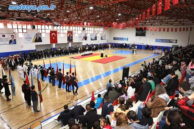 19 Mayıs Atatürk'ü Anma Gençlik ve Spor Bayramı 104. yılı kutlamaları Cumhuriyet Meydanı Atatürk anıtına çelenk koyarak başladı, Mudanya Spor Salonunda sportif faaliyetlerle sona erdi.