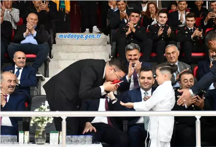19 Mayıs Atatürk'ü Anma Gençlik ve Spor Bayramı 104. yılı kutlamaları Cumhuriyet Meydanı Atatürk anıtına çelenk koyarak başladı, Mudanya Spor Salonunda sportif faaliyetlerle sona erdi.