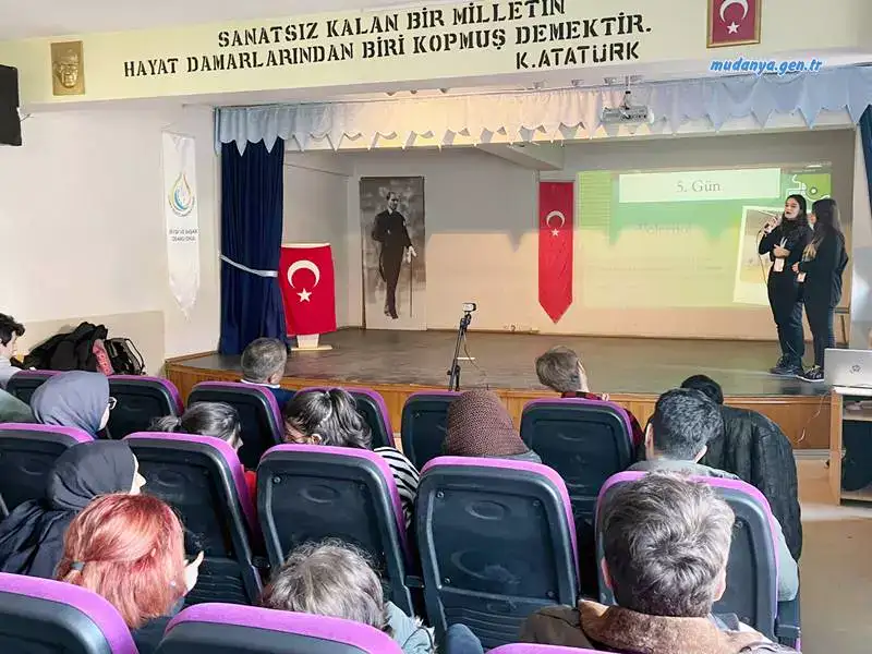 Mudanya Ahmet Rüştü Anadolu Lisesi Öğrencileri Erasmus öğrenci hareketliliği kapsamında Fransa'da gerçekleştirdikleri çalışmalarını içeren gözlemlerini, okullarında seminerler vererek tamamladılar.