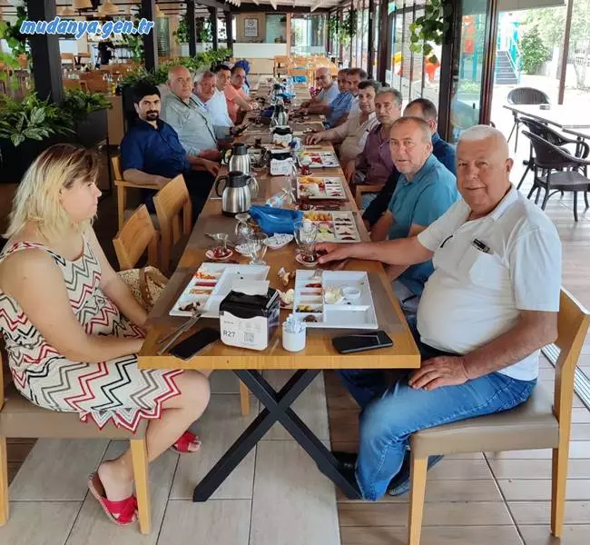 Adalet ve Kalkınma Partisi Mudanya İlçe Yönetiminde önceden görev alan Gönül Dostları Grubu eski ve yeni ilçe yöneticileriyle İstasyon Sosyal Tesislerinde geleneksel kahvaltıda bir araya geldiler.