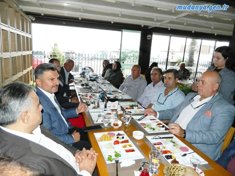 AK PARTİ MUDANYA - Geleneksel hale gelen Kahvaltılı Toplantıya, Mudanya AK Parti İlçe Başkanı Orhan SAMAST,Önceki dönem İlçe Başkanı İnci SÖĞÜTLÜ, Mudanya Belediye Meclis Üyesi Volkan BİÇER, Meyve Üreticileri Birlik Başkanı Fazlı AYDOĞAN, Mudanya Artvinliler Dernek Başkanı İbrahim TURAN, Anadolu Kültürleri Yardımlaşma ve Dayanışma Denek Başkanı Sezer AKTAŞ davetli olarak katıldılar.