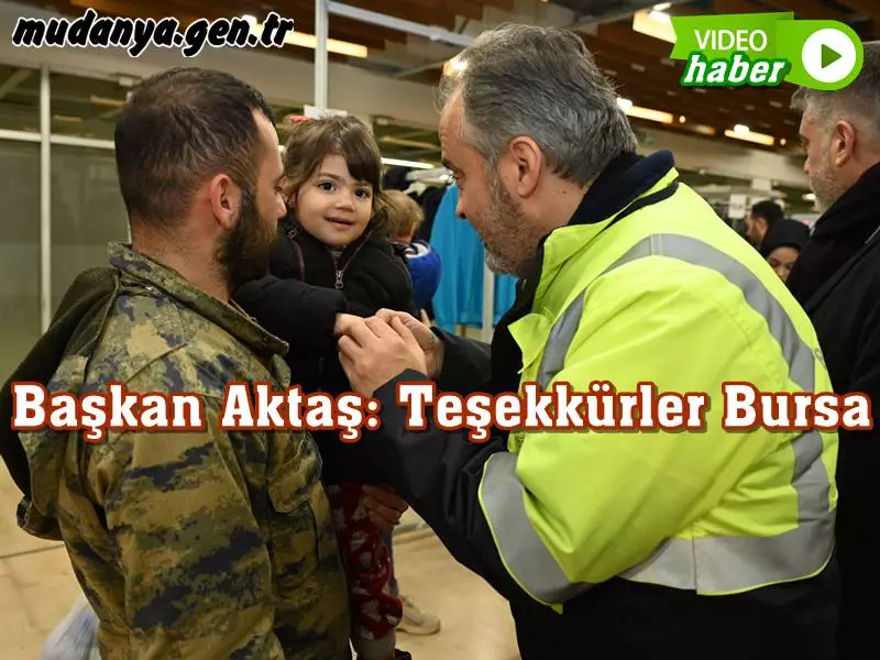 Gaziantep ve Hatay’da deprem yaralarının sarılması adına büyük bir gayret gösteren Büyükşehir Belediye Başkanı Alinur Aktaş, akşam saatlerinde geldiği Bursa’da ilk iş olarak yardım toplama merkezi ve depremzedeler için hazırlanan ‘kardeşlik mağazasını’ gezdi. Afetin ilk anlarından itibaren büyük destekler veren Bursalı hayırseverlere teşekkür eden Başkan Aktaş, “Sımsıkı sarılacağız ve inşallah yeniden o eski güzel günlere kavuşacağız” dedi.