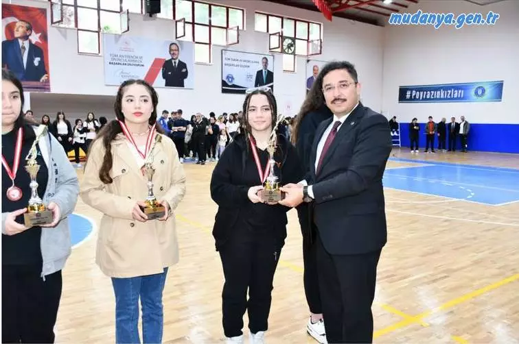 19 Mayıs Atatürk'ü Anma Gençlik ve Spor Bayramı 104. yılı kutlamaları Cumhuriyet Meydanı Atatürk anıtına çelenk koyarak başladı, Mudanya Spor Salonunda sportif faaliyetlerle sona erdi.