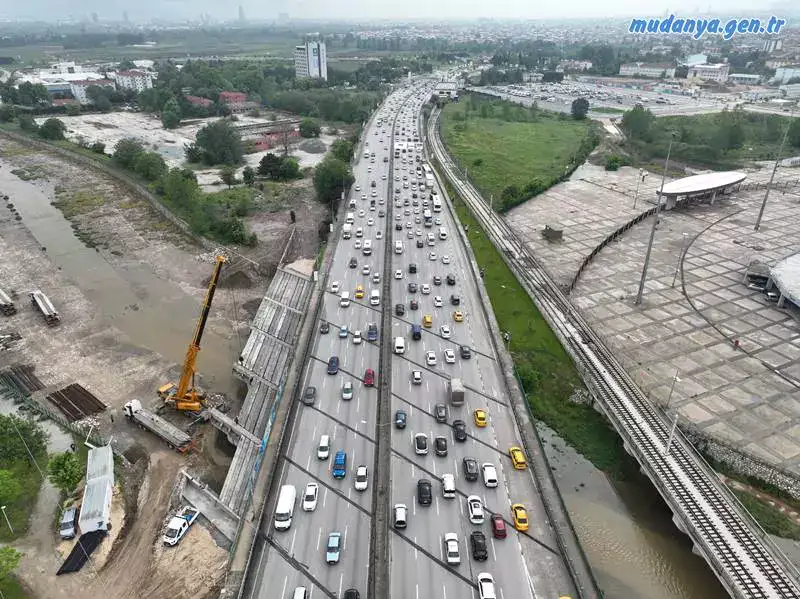 Mudanya ve Soğukkuyu geçişini rahatlatmak için projelendirilen köprü, 14 metre genişliğinde 70 metre uzunluğunda 6 ayak ve 5 açıklıktan oluşuyor. İmalatında 65 kiriş bin 220 metre fore kazık ve 850 metreküp beton ve 750 ton demir kullanılan köprünün tamamlanmasıyla, Mudanya ve Soğukkuyu dönüşleri buradan yapılacak ve özellikle pik saatlerde oluşan yoğunluk ortadan kalkacak.