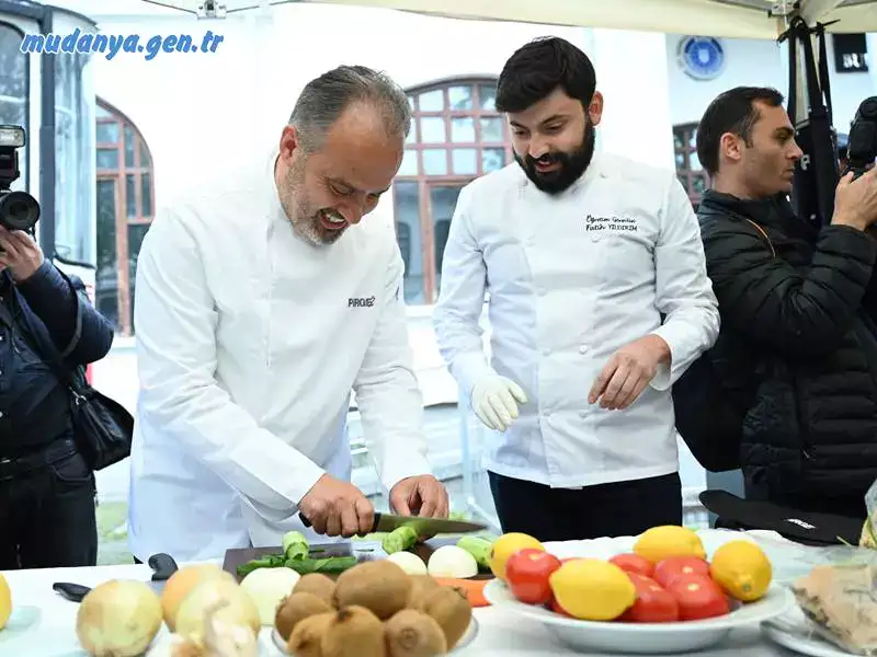 Büyükşehir Belediyesi tarafından düzenlenen ve tarihi bıçak, kılıç, kama, hançer ve çakı koleksiyonuyla kurgulanan sergi, Bursa Kent Müzesi’nde ziyarete açıldı.