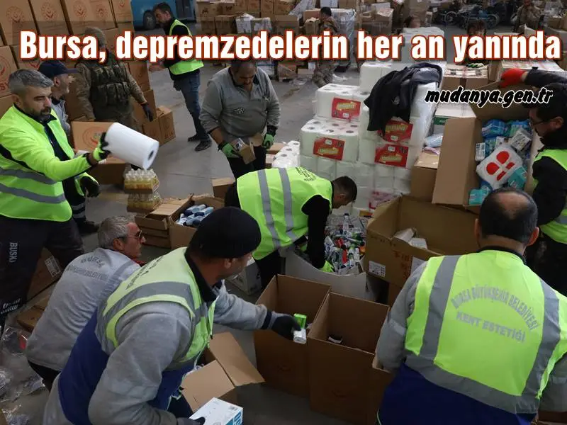 Asrın felaketi olarak nitelendirilen depremlerden en fazla etkilenen şehir olan Hatay’da geçici yaşam alanları oluşturmak, seyyar tuvaletler kurmak ve Türkiye genelinden gelen yardımları dağıtmakla görevlendirilen Bursa Büyükşehir Belediyesi, ilk günden beri tüm ekipleriyle birlikte mahalle mahalle gezerek vatandaşlara dokunmaya devam ediyor.