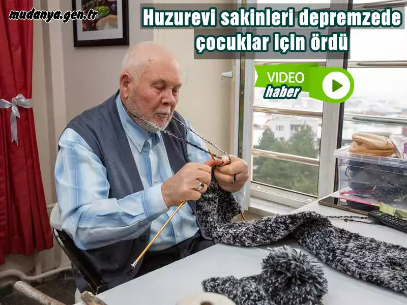 Asrın felaketinin yaralarını sarmak için tüm ülke adeta seferber olurken, Bursa Büyükşehir Belediyesi Huzurevi sakinlerinin el emeği olan atkı, bere, eldiven, süs eşyası gibi ürünler, depremzedelerin hem bedenlerini hem de yüreklerini ısıtacak.