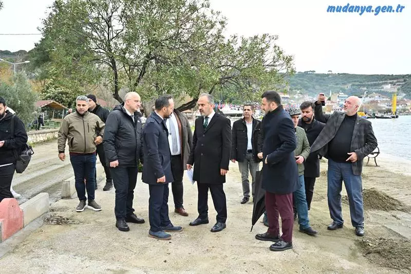 Bursa’nın birçok noktasında hafta sonu etkili olan fırtına ve yağış en çok Gemlik ilçesi sahilinde etkili olurken, Büyükşehir Belediyesi ekipleri, fırtına ve taşkınların verdiği zararın etkilerini ortadan kaldırmak için seferberlik başlattı. Fırtınanın birkaç gün daha etkili olacağını hatırlatan Büyükşehir Belediyesi, olumsuzluklara anında müdahale için tüm ekiplerin teyakkuzda olduğunu söyledi.