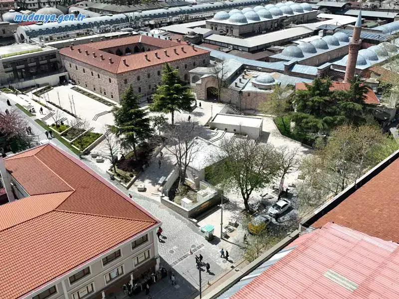 Bursa’nın UNESCO Dünya Mirası Listesi’nde yer alan değerlerinden biri olan Tarihi Çarşı ve Hanlar Bölgesi, Büyükşehir Belediyesi’nin yatırımlarıyla gerçek değerine kavuşuyor
