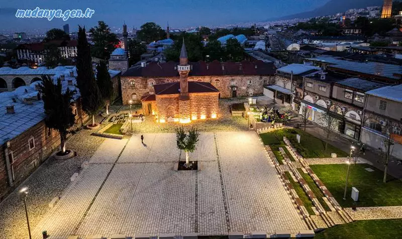 Bursa’nın UNESCO Dünya Mirası Listesi’nde yer alan değerlerinden biri olan Tarihi Çarşı ve Hanlar Bölgesi, Büyükşehir Belediyesi’nin yatırımlarıyla gerçek değerine kavuşuyor. 