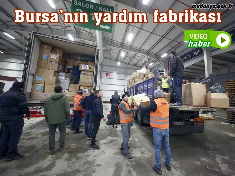 Bursa Büyükşehir Belediyesi koordinasyonunda belirlenen yardım toplama merkezleri, depremin yaşandığı ilk günden itibaren adeta bir fabrika gibi çalışıyor. Yardım fabrikasının gönüllü işçileri, yine gönüllüler tarafından getirilen tüm yardım malzemelerini tek tek sınıflandırıyor, koliliyor ve tırlara yükleyip afet bölgesine gönderiyor.