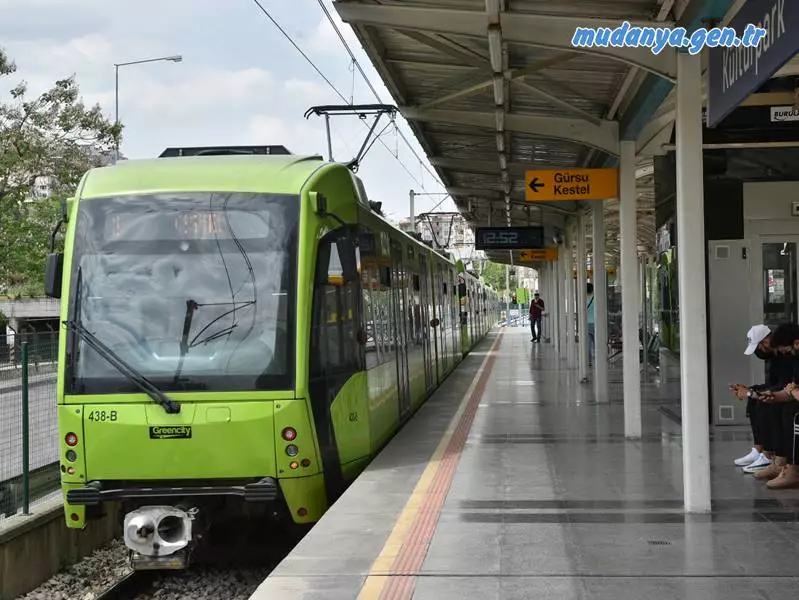 Bursa’da şiddetli lodos nedeniyle bir binanın çatısının hat üzerine düşüp, enerji hatlarını koparması yüzünden duran Arabayatağı – Kestel metro hattı seferleri, ekiplerin 13 saat kesintisiz devam eden çalışmasının ardından yeniden başladı.
