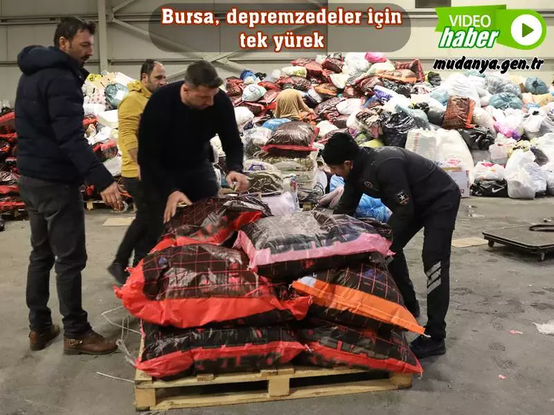 Deprem bölgesinde acil ihtiyaç duyulan malzemelerin temini için başlatılan yardım kampanyasına Bursalılar gönülden destek verdi. Büyükşehir Belediyesi tarafından belirlenen yardım toplama merkezleri sabaha kadar vatandaşların akınına uğradı. Tırlara yüklenen malzemeler, bekletilmeden afet bölgesine ulaştırılıyor.