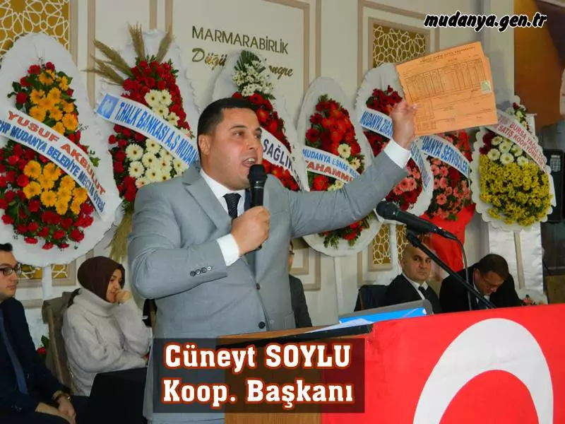Kooperatif Başkanı Cüneyt Soylu 150 Sayılı Zeytin Tarım Satış Kooperatifinin kuruluş hikayesini, tesislerin yapılmasında ilk üretici ortakların büyük bir fedakarlık yaparak %35 kesinti ile oluşturdukları fonlar sayesinde nasıl kök saldıklarını anlatarak şimdi %1'lik bir ödeme kesintisiyle yeni bir fon kurmak istediklerini açıkladı.