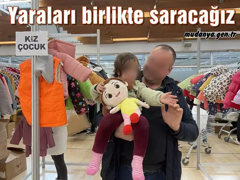 Bursa Büyükşehir Belediyesi tarafından kente gelen depremzedelerin ihtiyaçlarının karşılanması amacıyla kurulan kardeşlik mağazası, yaraların sarılmasına katkı sunmaya devam ediyor. Şimdiye kadar 7200 depremzede ailenin müracaatta bulunduğu mağazada, yeni kıyafetlerden erzak kolilerine kadar birçok ihtiyaç giderilmiş oldu.