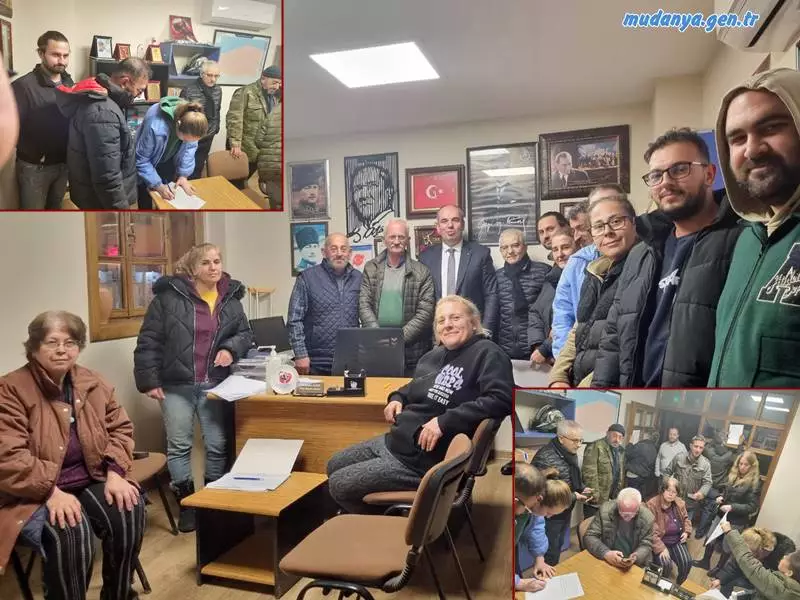Tirilye Mahalle Muhtarı Süleyman ALKIZ'ın ofisinde selzede esnaflarla bir araya gelen Esnaf Başkanı Ertan ABDULAZİZİOĞLU zarar tespiti sonrası resmi evrak ve formların doldurulmasına yardımcı olarak evrakları yetkililere teslim etti.