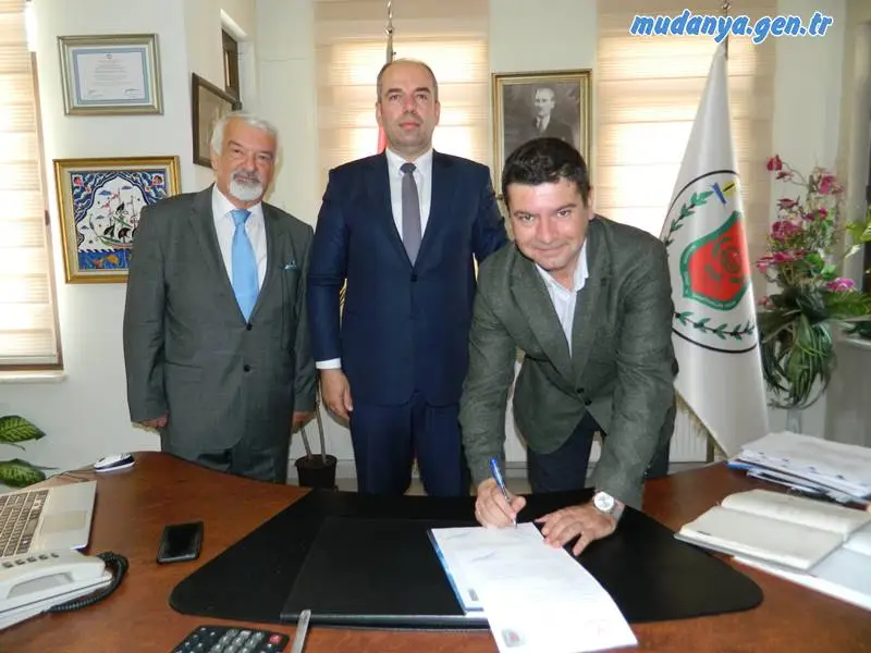 Mudanya esnafının indirimli ve avantajlı ürün ve hizmetlerden yararlanabilmesi için pek çok kuruluş ile protokol imzalamış olan Mudanya Esnaf ve Sanatkârlar Odası son olarak Venüs Kampüs Eğitim Kurumlarıyla İşbirliği ve Eğitim Bursu Protokolü imzaladı.