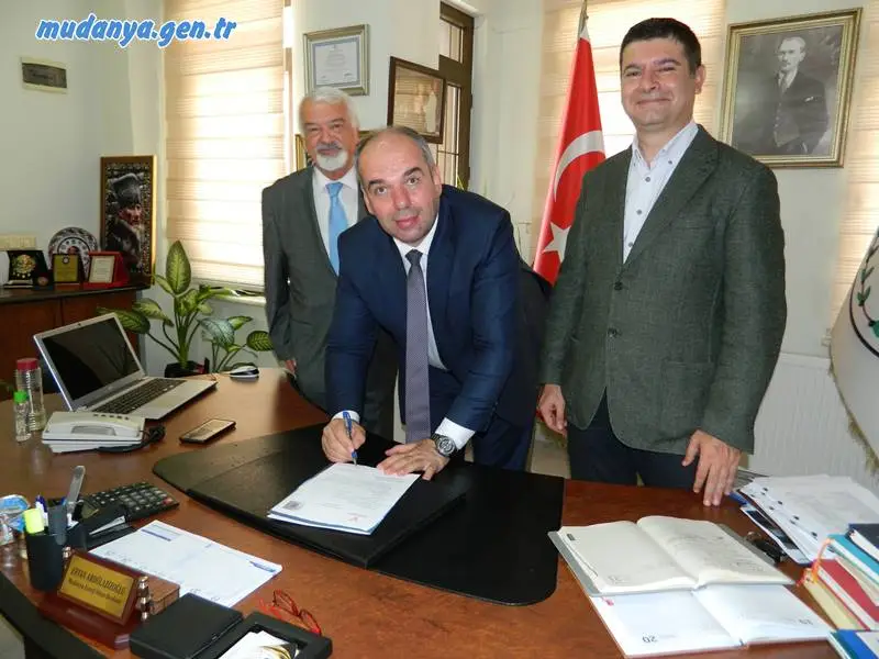 Mudanya esnafının indirimli ve avantajlı ürün ve hizmetlerden yararlanabilmesi için pek çok kuruluş ile protokol imzalamış olan Mudanya Esnaf ve Sanatkârlar Odası son olarak Venüs Kampüs Eğitim Kurumlarıyla İşbirliği ve Eğitim Bursu Protokolü imzaladı.