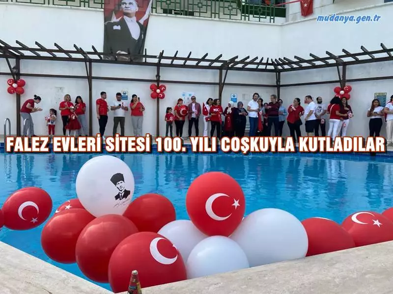 Mudanya Yeni Mahalle Eski Bursa Asfaltında bulunan Falez Evleri Sitesi geleneği bozmadı ve Cumhuriyetin 100. yılında yine havuz başında bir arya gelerek coşkuyla kutladılar.