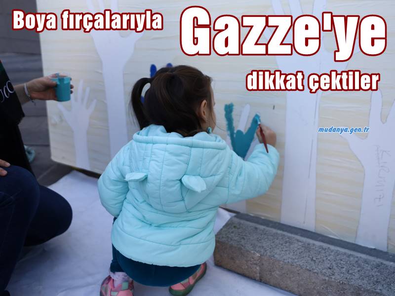 Bursa Büyükşehir Belediyesi, İsrail’in dünyaya aldırmadan Filistin’de sürdürdüğü soykırıma farklı bir çalışmayla dikkat çekti. ‘Uyumayın, susmayın, Gazze'ye sahip çıkın’ temasıyla yapılan etkinlikte, boya fırçalarını ellerine alan Bursalılar dünyaya barış mesajları gönderdi.