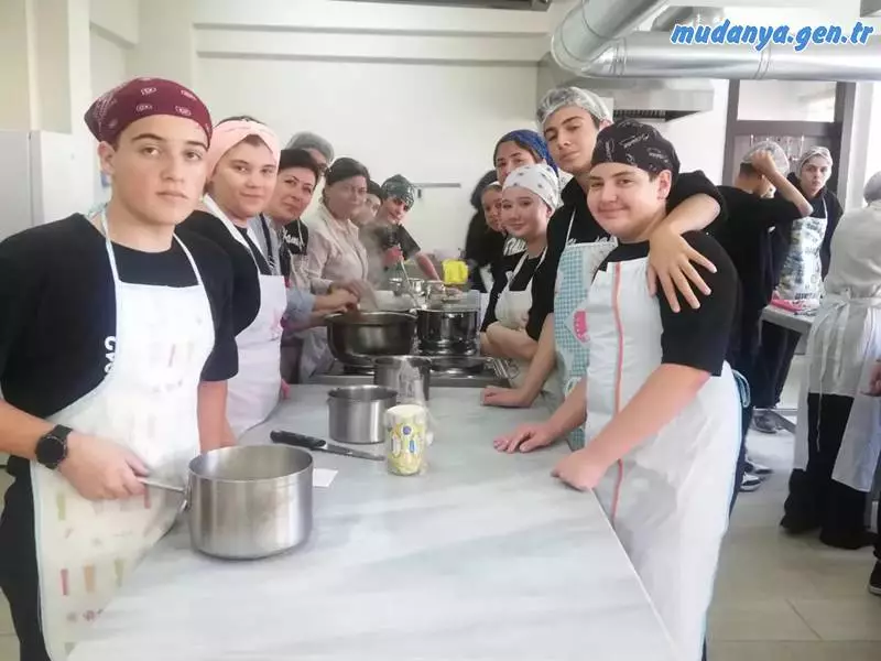 Girit Kültürünü gelecek nesillere aktarmak adına etkinliklerini sürdüren Zehranur Biricik Başkanlığındaki GİRİTYALILAR derneğinin üyeleri, Başta Gazi Mustafa Kemal Atatürk'ün en çok sevdiği yemeklerin yapımını Bursa Nilüfer Havva Aslanoba Turizm ve Meslek Lisesi Yitecek ve İçecek bölümü öğrencilerine uygulamalı olarak öğreterek gelecek nesillere aktarılması noktasında önemli bir çalışmayı gerçekleştirdiler.