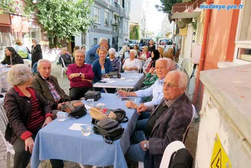 Zehra Nur Biricik'in başkanlık yaptığı (GİRİTYA) Girit ve Yanyalılar Kültür Derneği Türkiye Cumhuriyetinin kuruluşunun 100. yılında dernek binasının önde düzenlenen etkinlikte kalabalık katılım ile kutlamalarda bulundular.