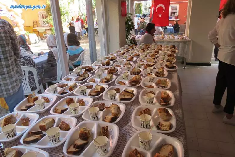 Zehra Nur Biricik'in başkanlık yaptığı (GİRİTYA) Girit ve Yanyalılar Kültür Derneği Türkiye Cumhuriyetinin kuruluşunun 100. yılında dernek binasının önde düzenlenen etkinlikte kalabalık katılım ile kutlamalarda bulundular.