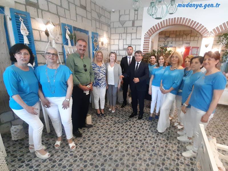 Mudanya Giritliler ve Yanyalılar Kültür ve Dayanışma Derneği bir yıl boyunca Halk Eğitim Merkezi Kurs Öğretmeni Hatice Dağdelen’in eğitiminde ürettikleri el işi ürünleri sergisini Alaçatı Cafe’de açtı. Sergi açılışında Dernek Başkanı Zehranur Özman Biricik Bursa Büyükşehir ve Mudanya Belediye Başkanlarına seslendi "Mudanya'da dernek yeri değil Girit Kültürünü yaşatacak bir Girit Kültür Evi yapılmasını istiyoruz" Sergi 9 Haziran'a kadar gezilebilecek. 