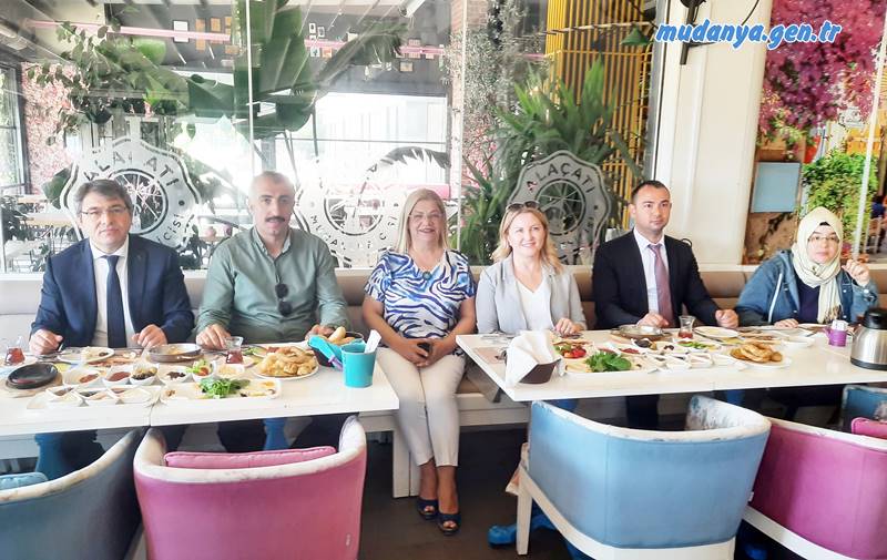 Mudanya Giritliler ve Yanyalılar Derneği Sergi. Mudanya Halk Eğitim ilçe Müdürü Suat Topal, İlçe Milli eğitim Şube Müdürü Mehmet Ali Dursun, Mudanya Halk Eğitim Müdürü Müdürü Emre Tor, Makrome Öğretmeni Hatice Dağdelen'e, Toplantıya katılım gösteren Mudanya İlçe Sağlık Müdürü Nalan Yıldız'a günün anısına hediye takdim ettiler.