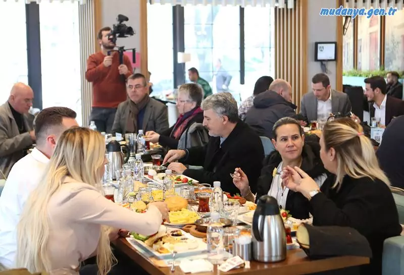 AK Parti Mudanya Belediye Başkan Aday Adayı olan Gökhan Dinçer, Mudanyalı emlakçılarla biraraya geldi.