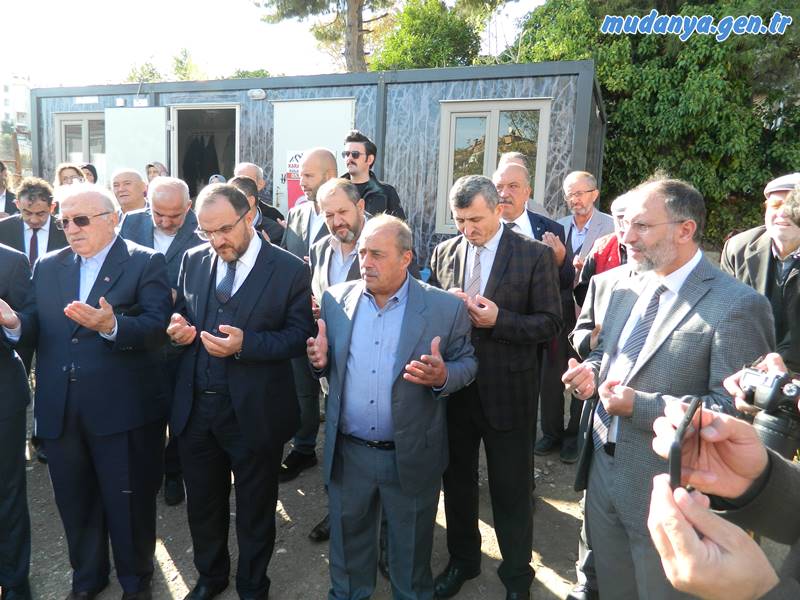 Mudanya Camileri Yaptırma ve Yaşatma Derneği 4-6 yaş grubu Kur'an Kursu ve Gençlik Merkezi inşaatının temel atma töreni yoğun bir katılımda gerçekleşti. Deniz Caddesi Mudanya Kabristanı yolunda bulunan Mehmet Akif Ersoy Cami yanında yapımına başlanan temel atma töreninde Kur'an-ı Kerim tilaveti ve dualar eşliğinde gerçekleşen temel atma töreninde ilk harcı Kaymakam Ayhan Terzi, Mudanya Müftüsü Dr. İbrahim Özler ve Bursa İl Müftüsü Yavuz Selim Karabayır attı.