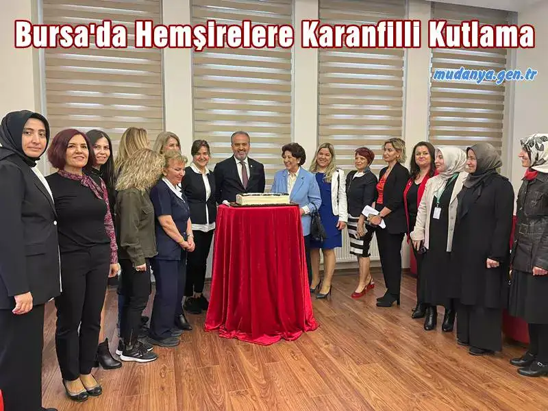 Bursa’daki Hemşireler Haftası kutlamaları Tayyare Kültür Merkezi’nde düzenlenen törenle başladı. Törene katılan Bursa Büyükşehir Belediye Başkanı Alinur Aktaş, birlikte pasta kestiği hemşirelere karanfil dağıttı.