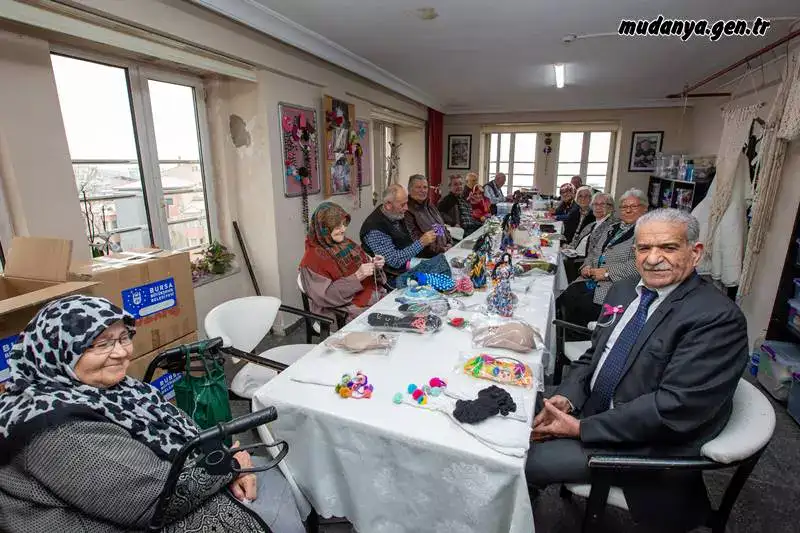 Asrın felaketinin yaralarını sarmak için tüm ülke adeta seferber olurken, Bursa Büyükşehir Belediyesi Huzurevi sakinlerinin el emeği olan atkı, bere, eldiven, süs eşyası gibi ürünler, depremzedelerin hem bedenlerini hem de yüreklerini ısıtacak.