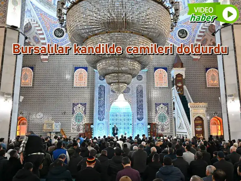 Ramazan ayının habercisi olan Berat Kandilinde, Bursalılar selatin camilerine akın etti. Bursa Büyükşehir Belediye Başkanı Alinur Aktaş, Mihraplı Camii’nde bir araya geldiği vatandaşlara helva ikram etti.