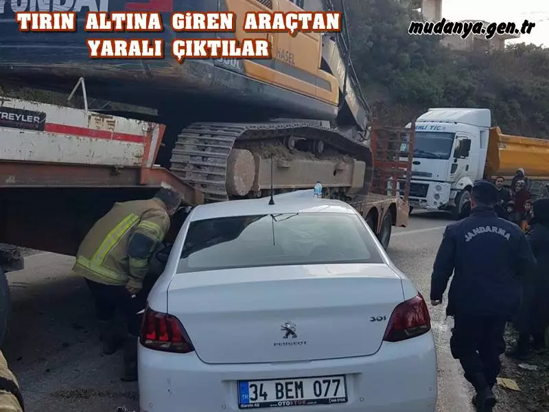 Mudanya Tirilye İstikametine giden otomobil karşısına çıkan ekskavatör taşıyan tır ın altına girdi. Mucize eseri otomobilden mucize olarak 2 kişi yaralı olarak çıktılar.