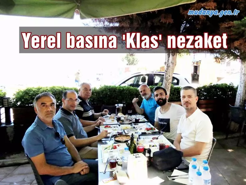 Mudanya Klas Spor Kulübü Başkanı, uluslararası hakem ve antrenör Necati Şimşek, 24 Temmuz Gazeteciler ve Basın Bayramı dolayısıyla ilçedeki yerel gazetecilerle kahvaltıda bir araya gelerek basın özgürlüğüyle mücadele günlerini kutladı.