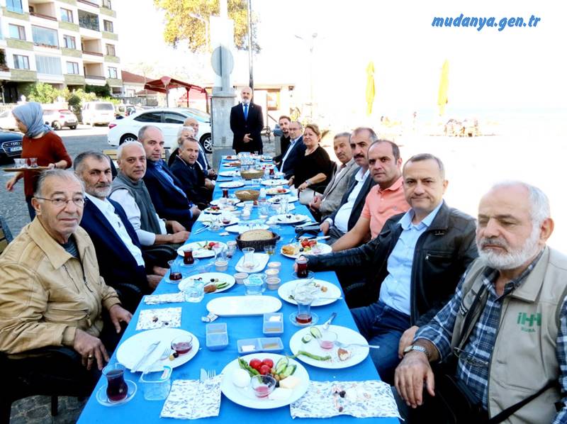 Mudanya Klas Spor Kulübü Başkanı Şimşek, Çoşkunöz Plajı Gezer Kafe'de kahvaltılı toplantıda ağırladığı STK temsilcilerine Klas Spor'un dolu dolu etkinliklerle geçen 25 yılını özetledi. Çok sayıda dernek, oda ve kooperatif başkanlarının katılımıyla gerçekleşen kahvaltıda birlik ve beraberlik mesajları ve veren Başkan Şimşek  ilk günkü heyecanla çalıştıklarını vurguladı.
