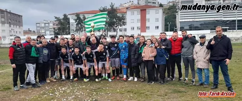 Mudanya Kumyaka Mahallesinin tek futbol takımı olan 2. amatör küme takımlarından Kumyakaspor geçen yıl sahalarda fırtına gibi esip şampiyonluk ipini göğüsleyerek gurubunda şampiyon olup 1.Amatör kümeye yükselmişti. Kumyakaspor bu yıl da güçlü rakiplerini alt ederek şampiyonluk ipini ikinci kez göğüslemeyi başardı. 