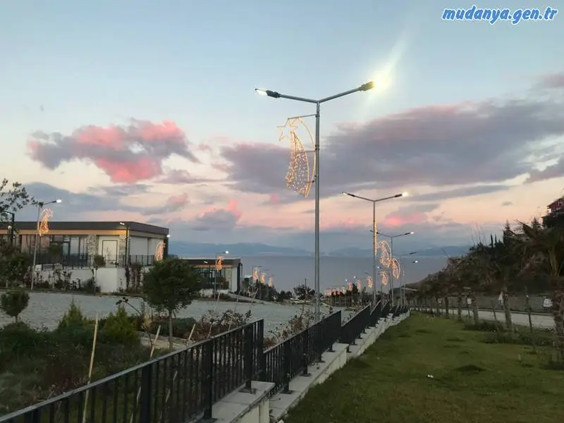 Mehmet ER Yıldıztepe Sosyal Yıldıztepe birinci etabının çökmeler nedeniyle kiraya verilemediğini üstelik hava kararmadan yanan çevre aydınlatma lambalarının vatandaşın sırtına mali yük olarak bindirilmeye devam edildiğini söyledi.