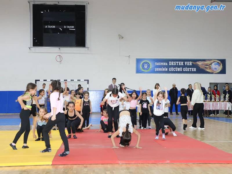 19 Mayıs Atatürk'ü Anma Gençlik ve Spor Bayramı 104. yılı kutlamaları Cumhuriyet Meydanı Atatürk anıtına çelenk koyarak başladı, Mudanya Spor Salonunda sportif faaliyetlerle sona erdi.