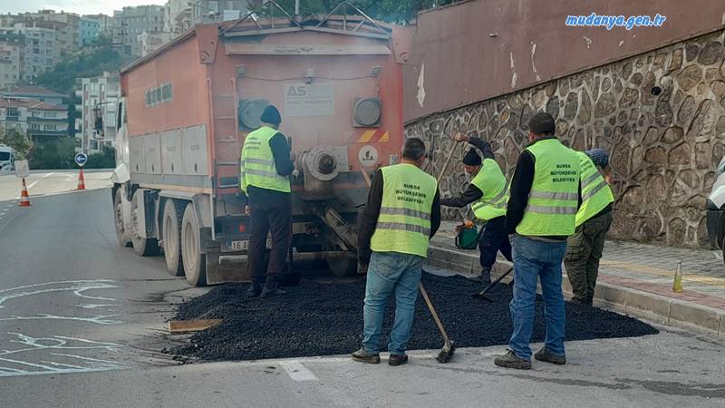 Şükrü Çavuş Mahallesi Su Deposu Caddesine Muhtar Şeref ŞAŞ'ın talebi üzerine Bursa Büyükşehir Belediyesi Hız Tümseği yaptı.