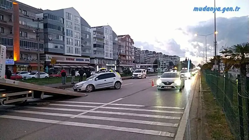 Mudanya Siteler Mahallesi Bursa Asfaltı Caddesinde, Bursa istikametine gitmekte olan otomobil direksiyon hakimiyetini kaybederek takla atarak otobüs durağına çarparak durabildi.