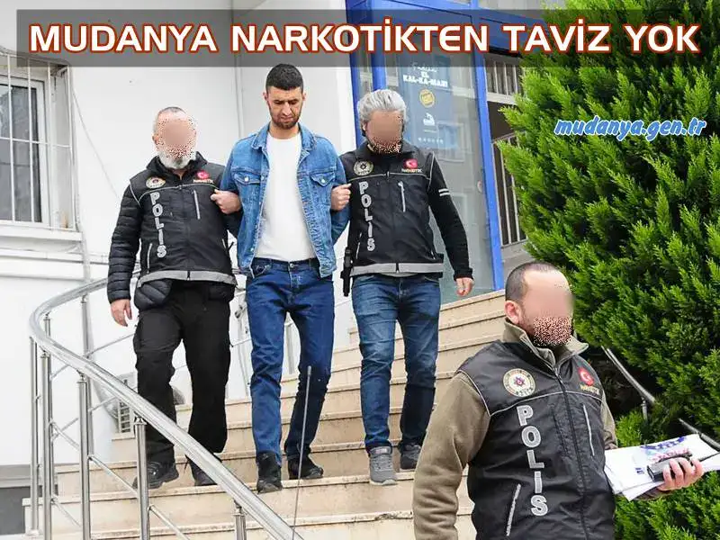 Mudanya’da düzenlenen uyuşturucu operasyonunda uyuşturucuyla yakalanan zanlı tutuklandı. Mudanya’da emniyet güçleri tarafından düzenlenen uyuşturucu operasyonunda, üzerinde ve ikamet ettiği adreste uyuşturucu madde yakalanan şüpheli Ş.K. tutuklandı.