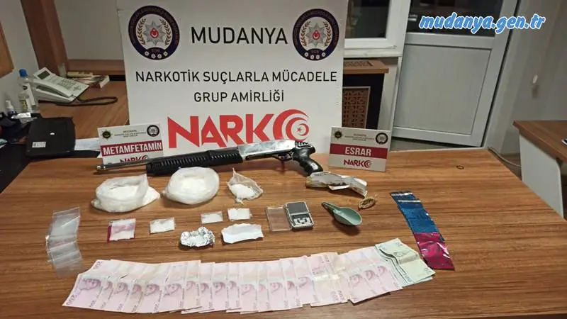 Mudanya’da düzenlenen uyuşturucu operasyonunda uyuşturucuyla yakalanan zanlı tutuklandı. Mudanya’da emniyet güçleri tarafından düzenlenen uyuşturucu operasyonunda, üzerinde ve ikamet ettiği adreste uyuşturucu madde yakalanan şüpheli Ş.K. tutuklandı.