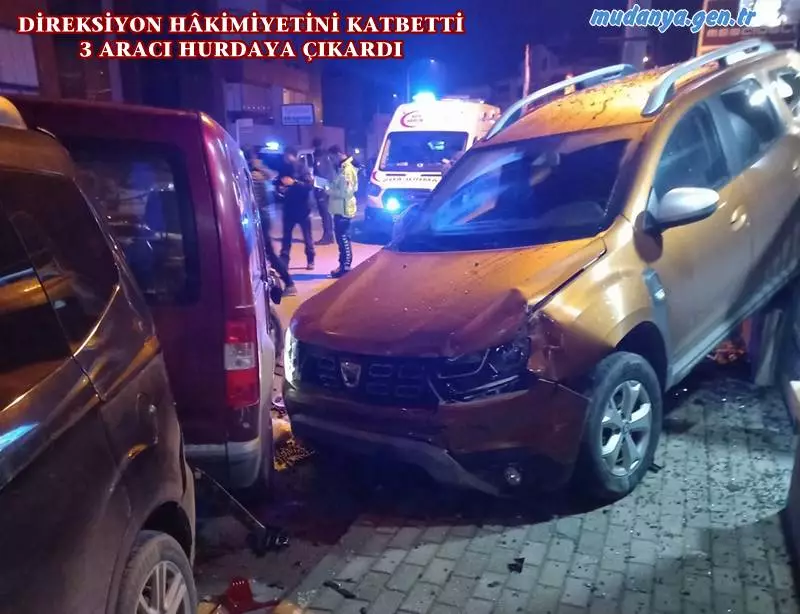 Mudanya Siteler Mahallesinde direksiyon hakimiyetini kaybeden araç sürücüsü 2 araca çarparak durabildi. Kazada 3 araç hurdaya döndü.